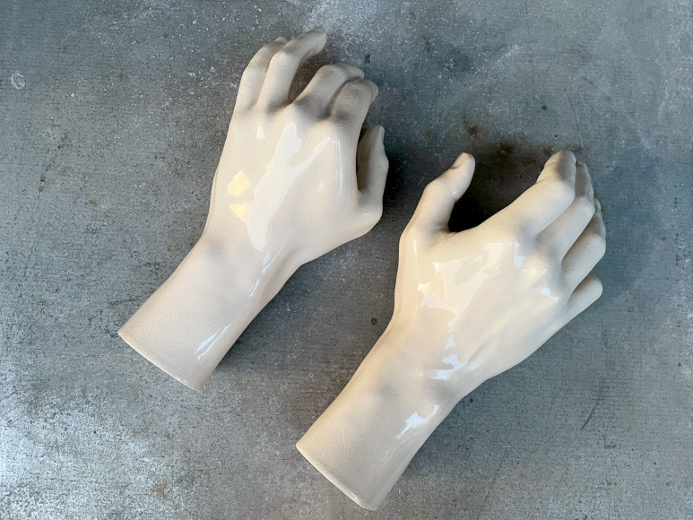 skulptured hands
